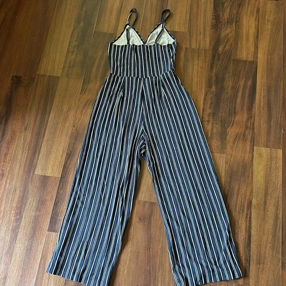 Hollister Peekaboo Striped Jumpsuit Navy/White Cut Out Wide Leg Crop Size Small - Picture 5 of 14